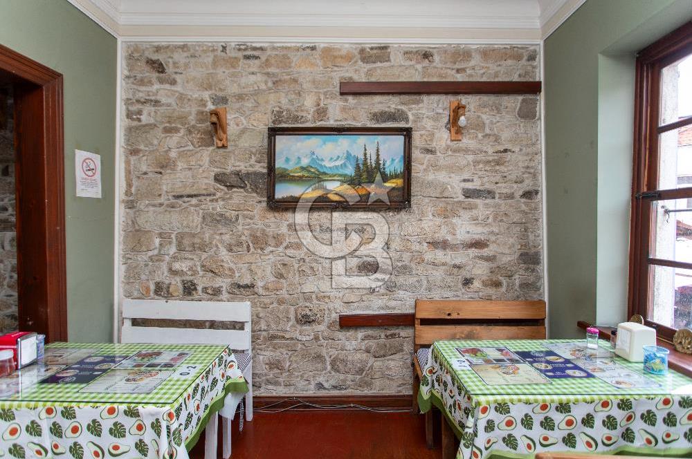 ​Eski Foça Merkezi Konumda Satılık Taş Bina