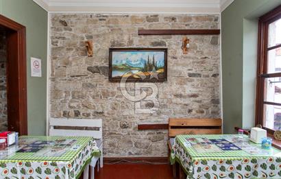 ​Eski Foça Merkezi Konumda Satılık Taş Bina