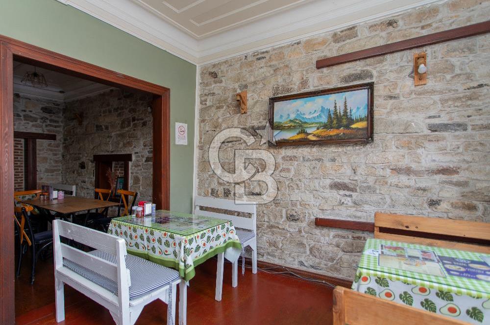 ​Eski Foça Merkezi Konumda Satılık Taş Bina