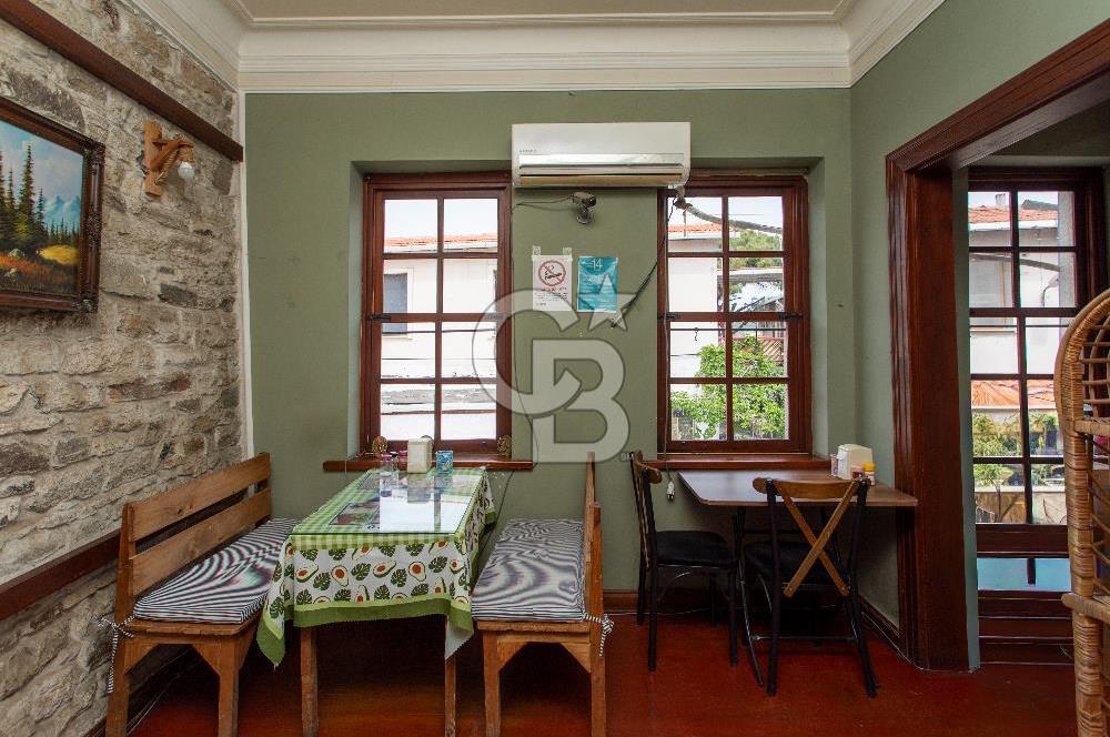 ​Eski Foça Merkezi Konumda Satılık Taş Bina