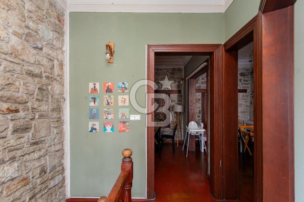 ​Eski Foça Merkezi Konumda Satılık Taş Bina