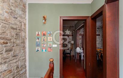 ​Eski Foça Merkezi Konumda Satılık Taş Bina