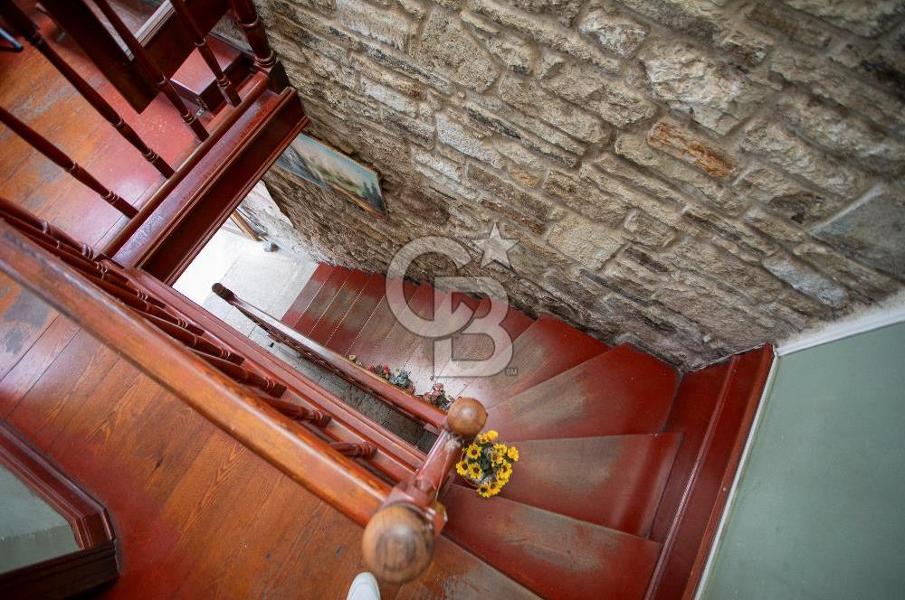 ​Eski Foça Merkezi Konumda Satılık Taş Bina