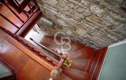 ​Eski Foça Merkezi Konumda Satılık Taş Bina