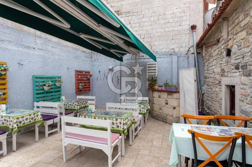 ​Eski Foça Merkezi Konumda Satılık Taş Bina