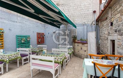 ​Eski Foça Merkezi Konumda Satılık Taş Bina