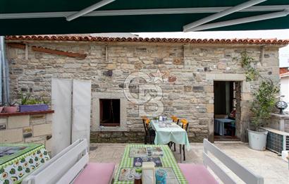 ​Eski Foça Merkezi Konumda Satılık Taş Bina