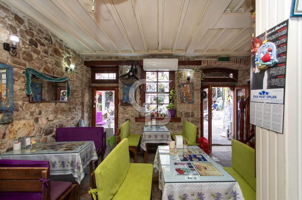 ​Eski Foça Merkezi Konumda Satılık Taş Bina