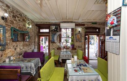 ​Eski Foça Merkezi Konumda Satılık Taş Bina