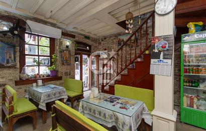 ​Eski Foça Merkezi Konumda Satılık Taş Bina