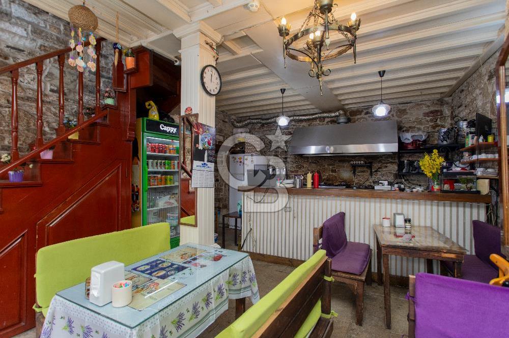 ​Eski Foça Merkezi Konumda Satılık Taş Bina