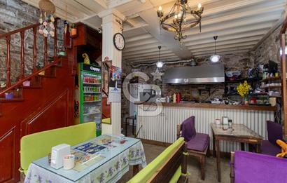 ​Eski Foça Merkezi Konumda Satılık Taş Bina