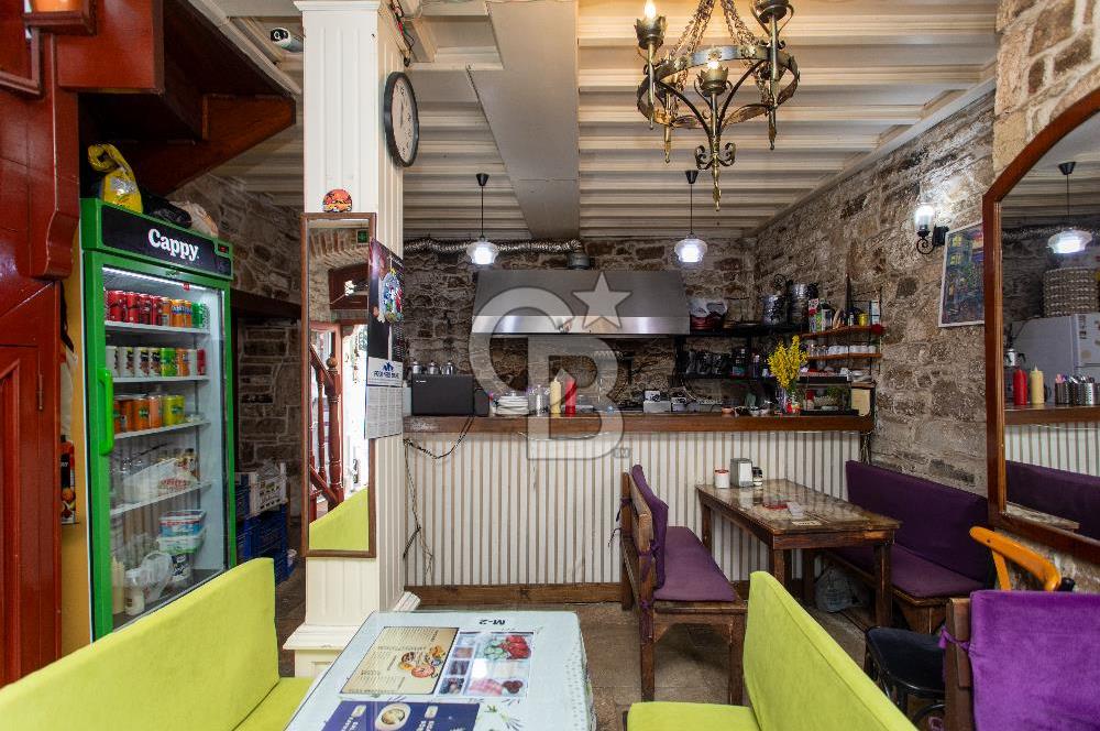 ​Eski Foça Merkezi Konumda Satılık Taş Bina