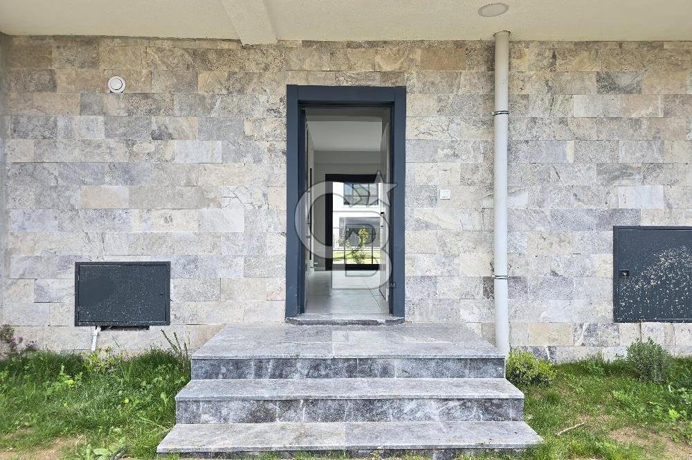 Ayvalık Altınova'da Havuzlu Sitede 2+1 Satılık Villa 