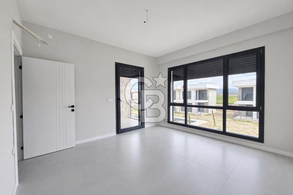 Ayvalık Altınova'da Havuzlu Sitede 2+1 Satılık Villa 