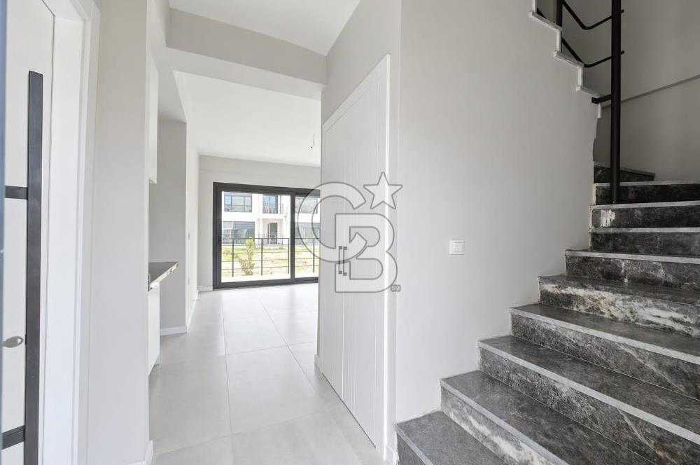 Ayvalık Altınova'da Havuzlu Sitede 2+1 Satılık Villa 