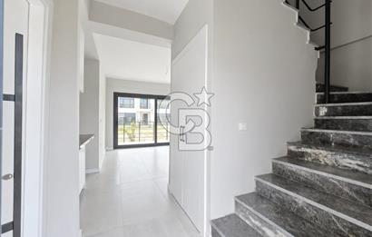Ayvalık Altınova'da Havuzlu Sitede 2+1 Satılık Villa 