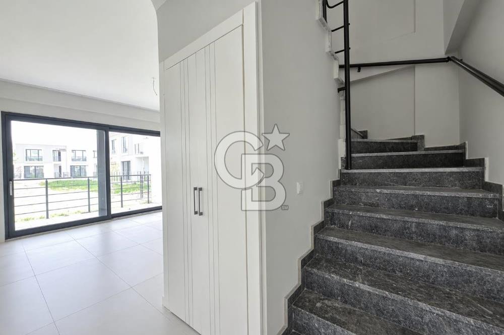 Ayvalık Altınova'da Havuzlu Sitede 2+1 Satılık Villa 