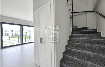 Ayvalık Altınova'da Havuzlu Sitede 2+1 Satılık Villa 