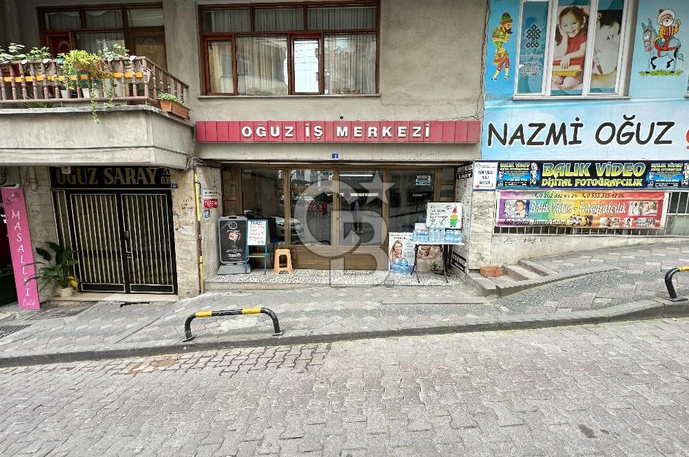 İZMİT İNÖNÜ CADDESİ OĞUZ İŞ MERKEZİN'NDE SATILIK DÜKKAN