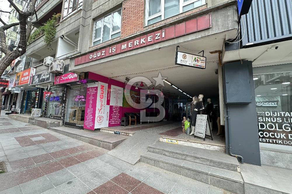 İZMİT İNÖNÜ CADDESİ OĞUZ İŞ MERKEZİN'NDE SATILIK DÜKKAN