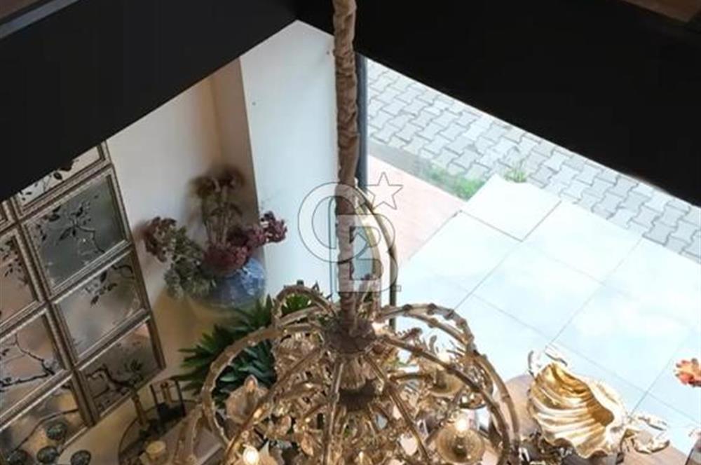 AKYAZI MAHALLESİNDE 3 KATLI SATILIK İŞ YERİ 