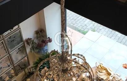 AKYAZI MAHALLESİNDE 3 KATLI SATILIK İŞ YERİ 