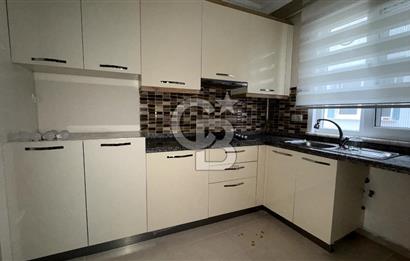 YEDİTEPE ÜNİVERSİTESİ ALT KAPISINA YAKIN KOMPLE SATILIK BİNA