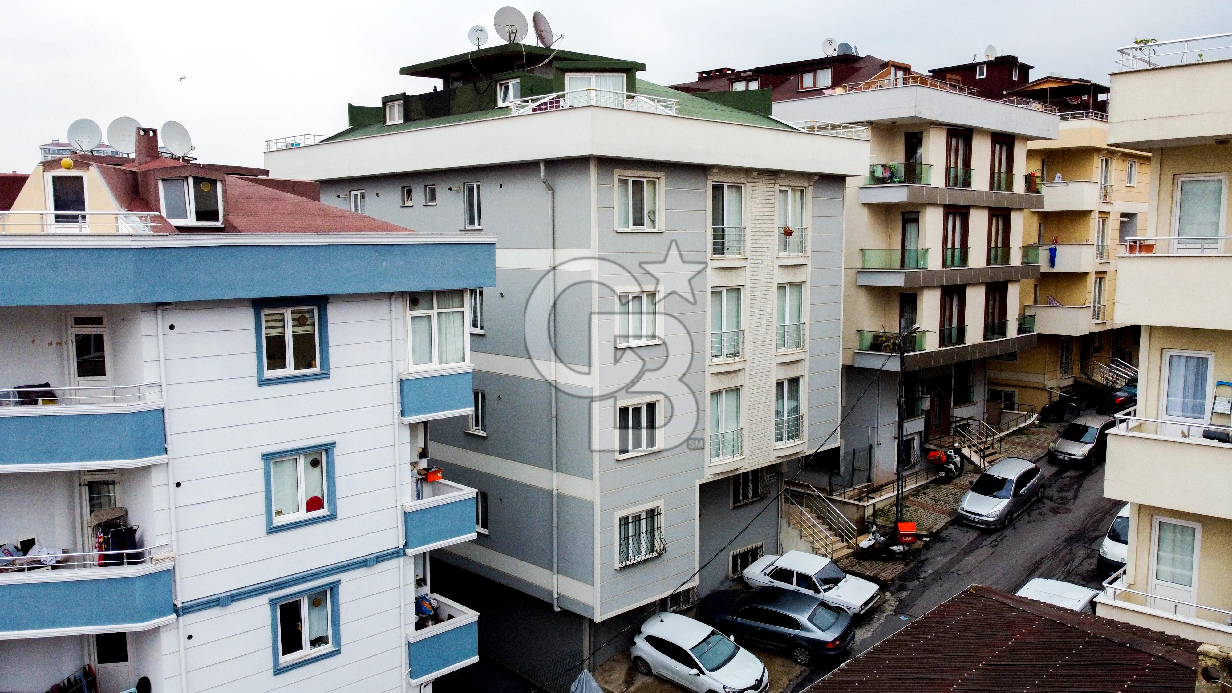 YEDİTEPE ÜNİVERSİTESİ ALT KAPISINA YAKIN KOMPLE SATILIK BİNA