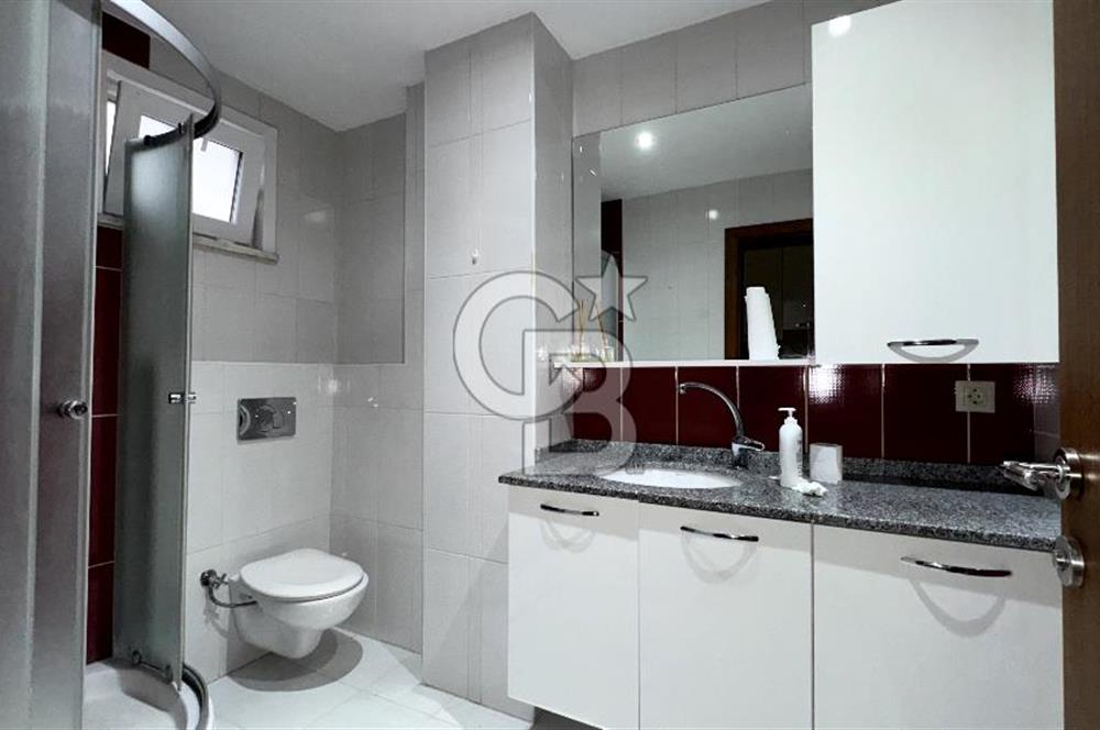 YEDİTEPE ÜNİVERSİTESİ ALT KAPISINA YAKIN KOMPLE SATILIK BİNA