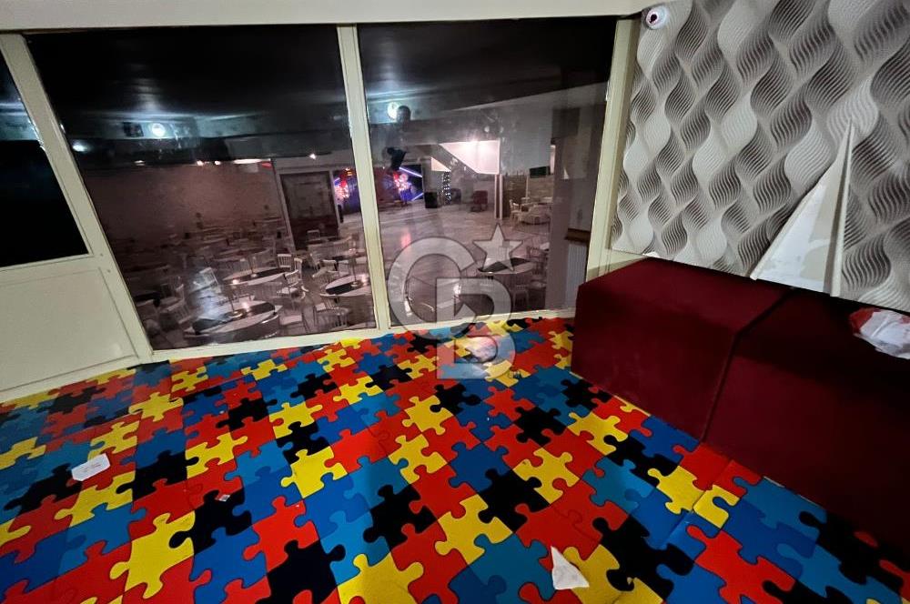 Konaklar Mahallesi’nde bulunan düğün ve organizasyon salonumuz 1.750 m² net kullanım alanına sahiptir. 6 metre tavan yüksekliği sayesinde ferah ve görkemli bir ambiyans sunmaktadır.