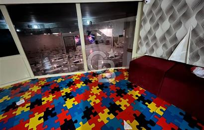 Konaklar Mahallesi’nde bulunan düğün ve organizasyon salonumuz 1.750 m² net kullanım alanına sahiptir. 6 metre tavan yüksekliği sayesinde ferah ve görkemli bir ambiyans sunmaktadır.