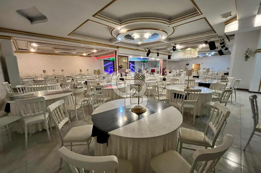 Konaklar Mahallesi’nde bulunan düğün ve organizasyon salonumuz 1.750 m² net kullanım alanına sahiptir. 6 metre tavan yüksekliği sayesinde ferah ve görkemli bir ambiyans sunmaktadır.