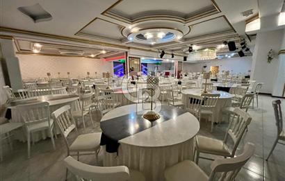 Konaklar Mahallesi’nde bulunan düğün ve organizasyon salonumuz 1.750 m² net kullanım alanına sahiptir. 6 metre tavan yüksekliği sayesinde ferah ve görkemli bir ambiyans sunmaktadır.