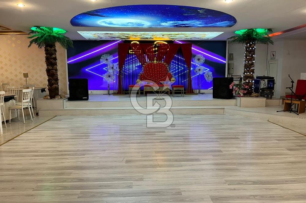 Konaklar Mahallesi’nde bulunan düğün ve organizasyon salonumuz 1.750 m² net kullanım alanına sahiptir. 6 metre tavan yüksekliği sayesinde ferah ve görkemli bir ambiyans sunmaktadır.