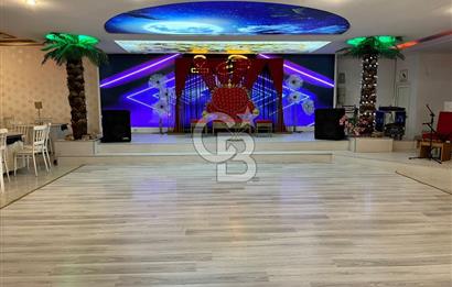 Konaklar Mahallesi’nde bulunan düğün ve organizasyon salonumuz 1.750 m² net kullanım alanına sahiptir. 6 metre tavan yüksekliği sayesinde ferah ve görkemli bir ambiyans sunmaktadır.