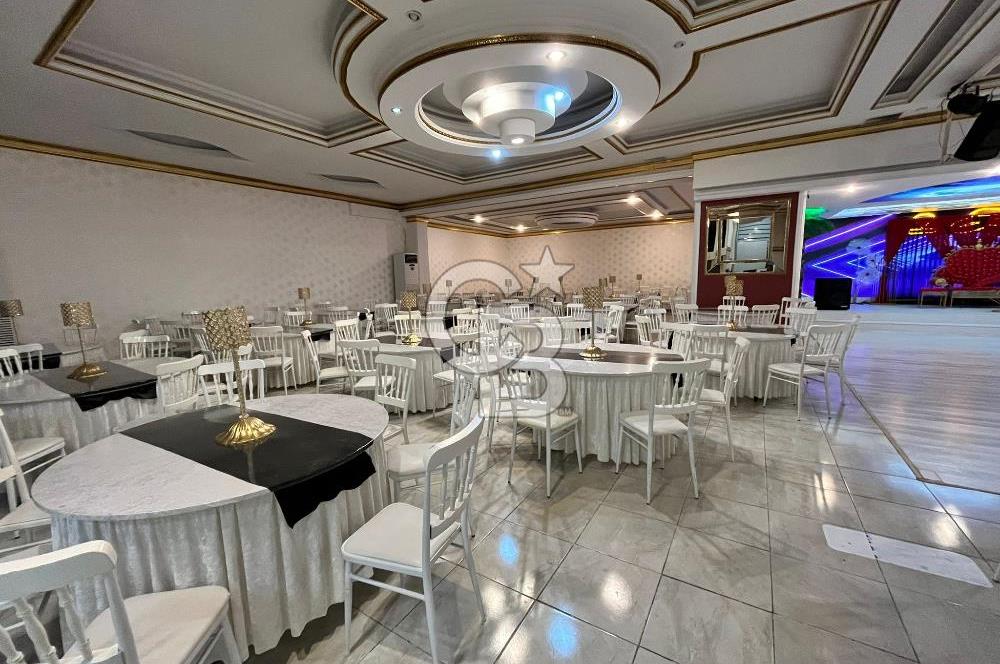 Konaklar Mahallesi’nde bulunan düğün ve organizasyon salonumuz 1.750 m² net kullanım alanına sahiptir. 6 metre tavan yüksekliği sayesinde ferah ve görkemli bir ambiyans sunmaktadır.