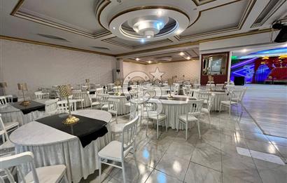 Konaklar Mahallesi’nde bulunan düğün ve organizasyon salonumuz 1.750 m² net kullanım alanına sahiptir. 6 metre tavan yüksekliği sayesinde ferah ve görkemli bir ambiyans sunmaktadır.