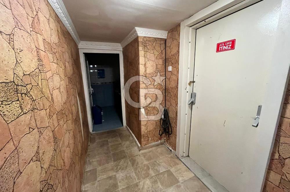 Konaklar Mahallesi’nde bulunan düğün ve organizasyon salonumuz 1.750 m² net kullanım alanına sahiptir. 6 metre tavan yüksekliği sayesinde ferah ve görkemli bir ambiyans sunmaktadır.