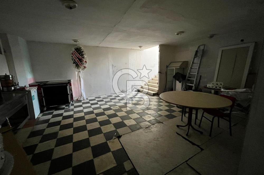 Konaklar Mahallesi’nde bulunan düğün ve organizasyon salonumuz 1.750 m² net kullanım alanına sahiptir. 6 metre tavan yüksekliği sayesinde ferah ve görkemli bir ambiyans sunmaktadır.