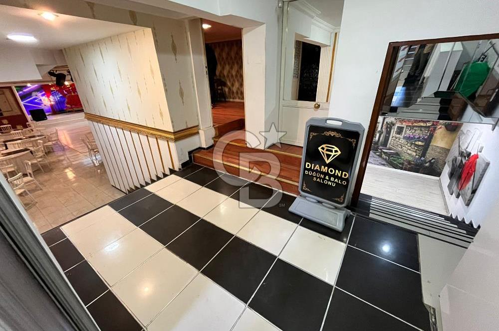 Konaklar Mahallesi’nde bulunan düğün ve organizasyon salonumuz 1.750 m² net kullanım alanına sahiptir. 6 metre tavan yüksekliği sayesinde ferah ve görkemli bir ambiyans sunmaktadır.