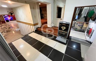 Konaklar Mahallesi’nde bulunan düğün ve organizasyon salonumuz 1.750 m² net kullanım alanına sahiptir. 6 metre tavan yüksekliği sayesinde ferah ve görkemli bir ambiyans sunmaktadır.