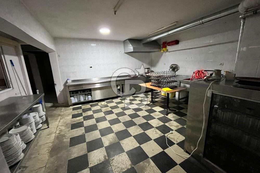 Konaklar Mahallesi’nde bulunan düğün ve organizasyon salonumuz 1.750 m² net kullanım alanına sahiptir. 6 metre tavan yüksekliği sayesinde ferah ve görkemli bir ambiyans sunmaktadır.