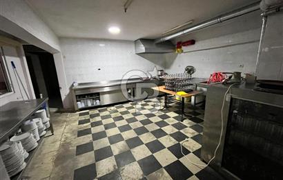 Konaklar Mahallesi’nde bulunan düğün ve organizasyon salonumuz 1.750 m² net kullanım alanına sahiptir. 6 metre tavan yüksekliği sayesinde ferah ve görkemli bir ambiyans sunmaktadır.