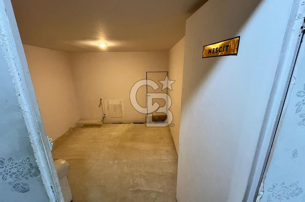 Konaklar Mahallesi’nde bulunan düğün ve organizasyon salonumuz 1.750 m² net kullanım alanına sahiptir. 6 metre tavan yüksekliği sayesinde ferah ve görkemli bir ambiyans sunmaktadır.