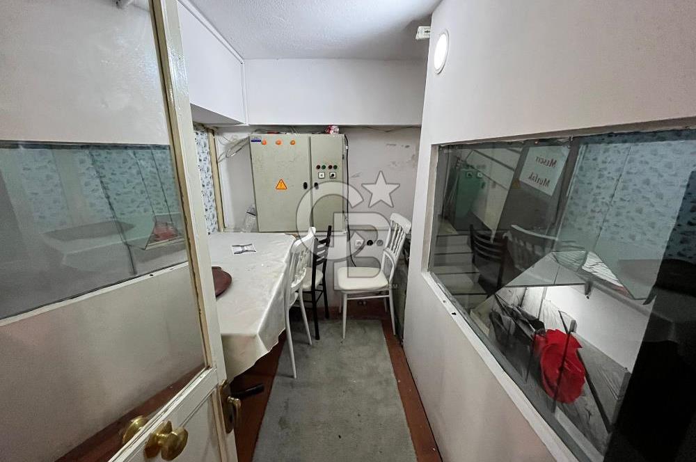 Konaklar Mahallesi’nde bulunan düğün ve organizasyon salonumuz 1.750 m² net kullanım alanına sahiptir. 6 metre tavan yüksekliği sayesinde ferah ve görkemli bir ambiyans sunmaktadır.