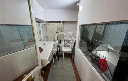 Konaklar Mahallesi’nde bulunan düğün ve organizasyon salonumuz 1.750 m² net kullanım alanına sahiptir. 6 metre tavan yüksekliği sayesinde ferah ve görkemli bir ambiyans sunmaktadır.