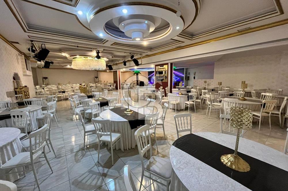 Konaklar Mahallesi’nde bulunan düğün ve organizasyon salonumuz 1.750 m² net kullanım alanına sahiptir. 6 metre tavan yüksekliği sayesinde ferah ve görkemli bir ambiyans sunmaktadır.