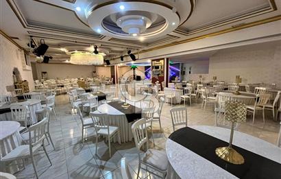 Konaklar Mahallesi’nde bulunan düğün ve organizasyon salonumuz 1.750 m² net kullanım alanına sahiptir. 6 metre tavan yüksekliği sayesinde ferah ve görkemli bir ambiyans sunmaktadır.