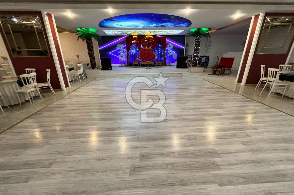 Konaklar Mahallesi’nde bulunan düğün ve organizasyon salonumuz 1.750 m² net kullanım alanına sahiptir. 6 metre tavan yüksekliği sayesinde ferah ve görkemli bir ambiyans sunmaktadır.